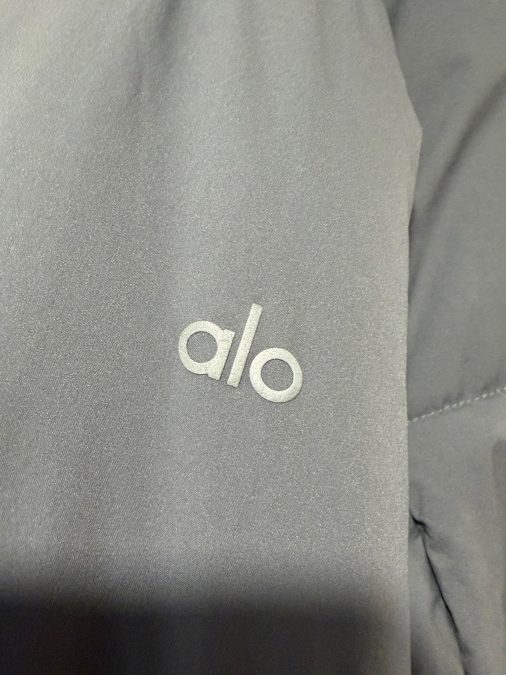 ALO Yoga women’s Gray Cropped Puffer Jacket - Picture 4 of 5